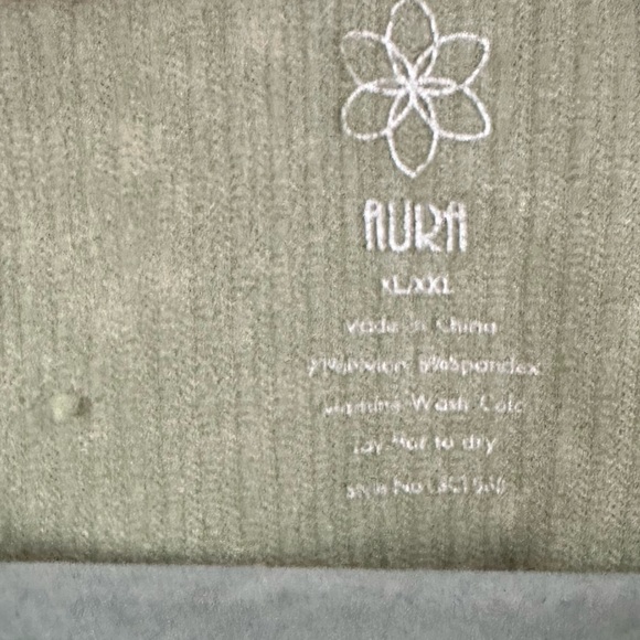 Aura Women’s Sleeveless Ribber Cropped Tank Top - Picture 2 of 3